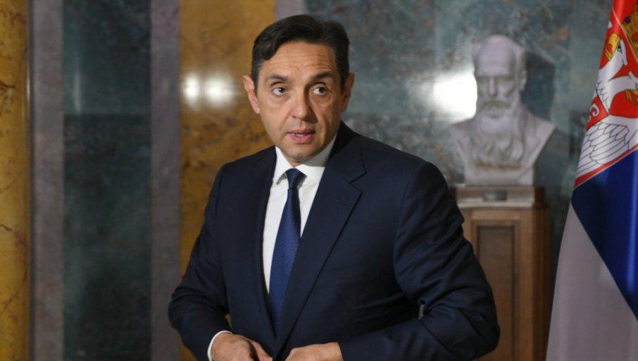 “njihova-mrznja-je-neprekinuta-i-nekaznjena”-vulin-o-divljanju-blokadera-u-ns:-ne-boj-se-onog-ko-se-ne-boji,-boj-se-onog-ko-se-ne-stidi “njihova-mrznja-je-neprekinuta-i-nekaznjena”-vulin-o-divljanju-blokadera-u-ns:-ne-boj-se-onog-ko-se-ne-boji,-boj-se-onog-ko-se-ne-stidi