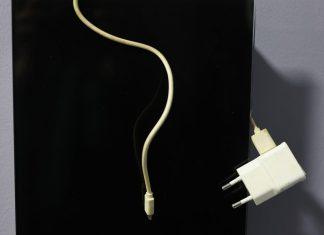 Svi pravimo ovu grešku dok punimo telefon: Ova loša navika može da izazove ozbiljne probleme svi-pravimo-ovu-gresku-dok-punimo-telefon:-ova-losa-navika-moze-da-izazove-ozbiljne-probleme