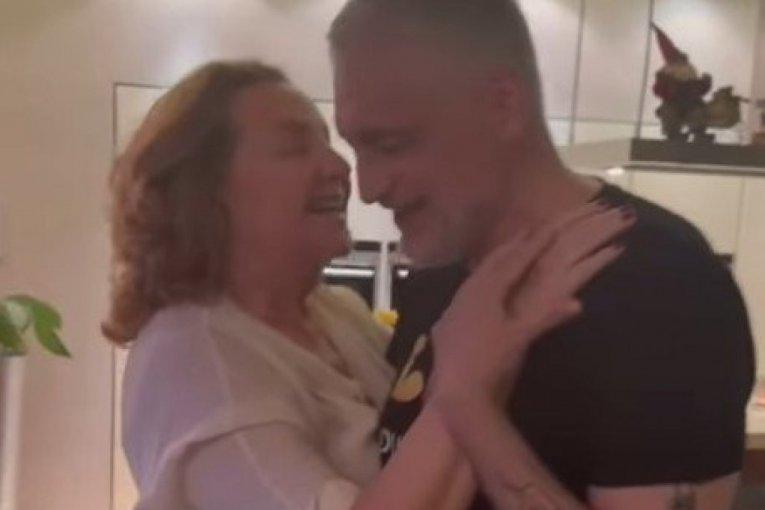 ana-bekuta-i-ceda-pali-u-trans!-politicar-i-pevacica-u-nikad-opustenijem-izdanju-–-kos-sve-snimio!-(video) ana-bekuta-i-ceda-pali-u-trans!-politicar-i-pevacica-u-nikad-opustenijem-izdanju-–-kos-sve-snimio!-(video)