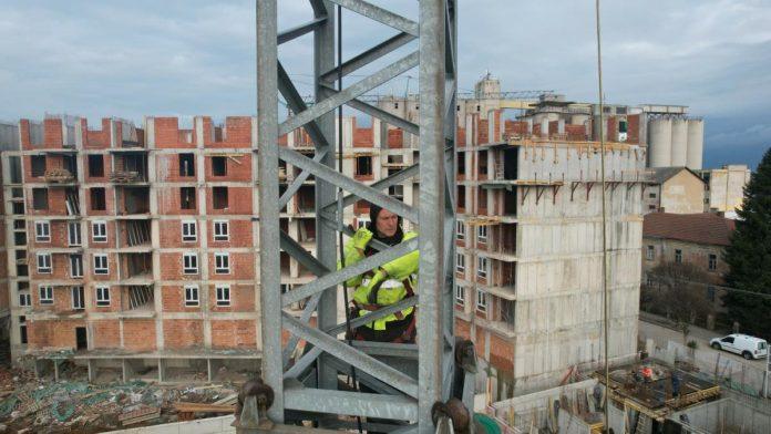 radovan-radi-jedan-od-najneobicnijih-poslova-u-srbiji,-koji-malo-ko-hoce-da-obavlja:-montira-kranove-po-citavoj-drzavi-–-svaki-dan-je-na-“visini-zadatka”-(foto)