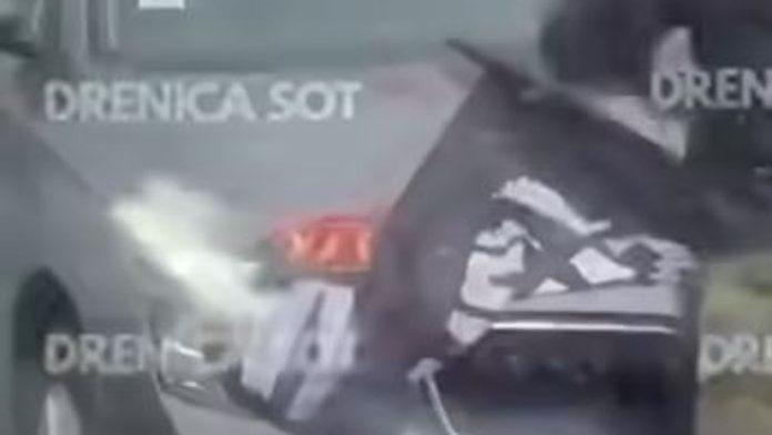 automobil-srpskih-tablica-u-drenici-prekriven-zastavom-sa-obelezjima-tzv.-ovk-(video)
