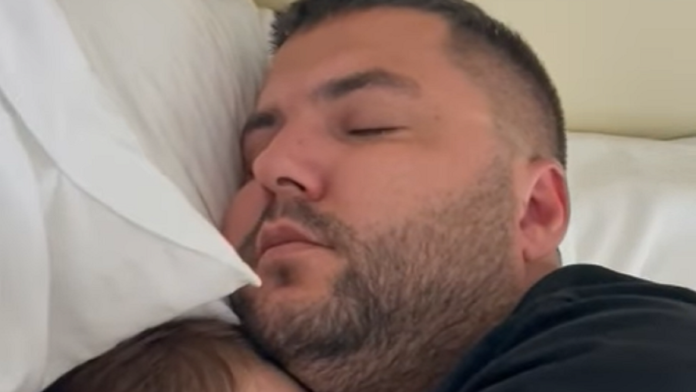 “budenje-u-tatinom-narucju”-objavljeni-klipovi-asmina-durdzica-sa-cerkom-norom:-zajedno-spavali-zagrljeni,-snimci-nastali-pre-elite-raznezili-sve