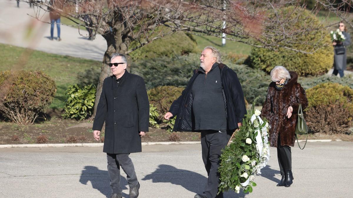 sahrana-tatjane-jecmenice-tuga-na-groblju-u-novom-sadu:-boba-zivojinovic-u-crnini,-nosi-ogroman-venac-od-belih-ruza-(video) sahrana-tatjane-jecmenice-tuga-na-groblju-u-novom-sadu:-boba-zivojinovic-u-crnini,-nosi-ogroman-venac-od-belih-ruza-(video)