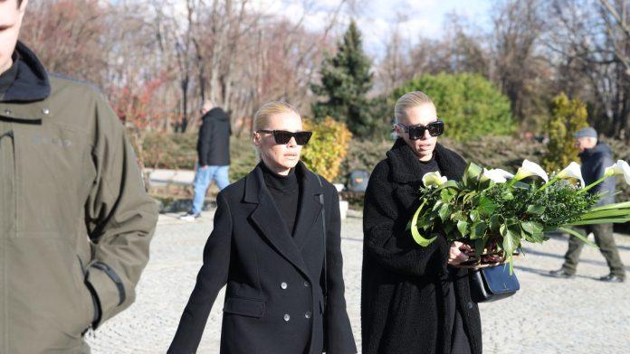 natasa-i-kristina-bekvalac-u-crnini-na-sahrani-tatjane-jecmenice-donele-bele-kale,-tu-je-i-braja-(foto,-video)