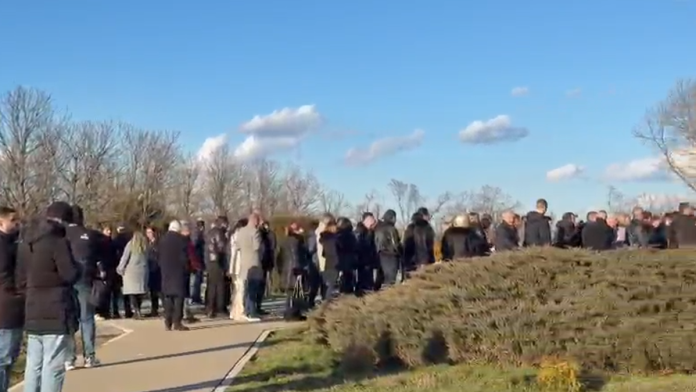 novi-sad-ne-pamti-ovakav-ispracaj-reka-ljudi-na-sahrani-tatjane-jecmenice:-jecaji-glasniji-od-tamburasa,-sin-aleksa-neutesan-–-a-muz-vodi-najtezu-bitku-(foto,-video)