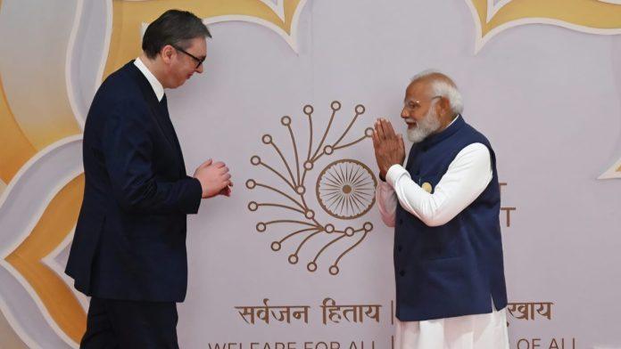 modi-organizuje-svecanu-veceru:-vucic-sedi-pored-makrona-(foto,-video)