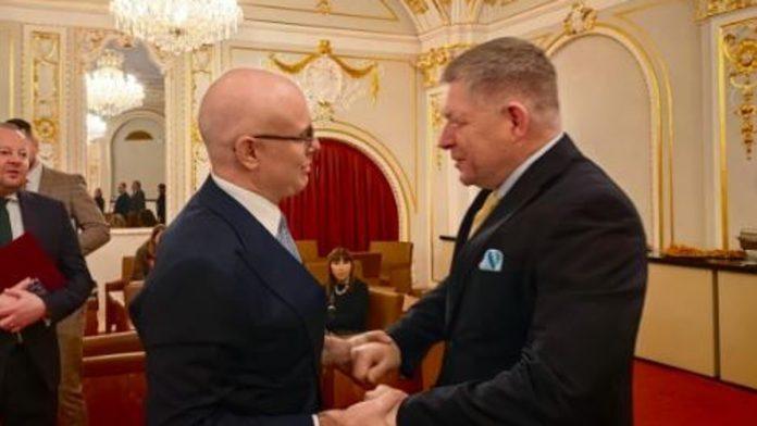 (foto,video)-vucevic-se-sastao-sa-ficom-lider-sns-na-obelezavanju-dana-drzavnosti-srbije-u-slovackoj