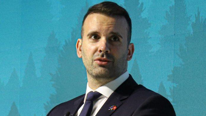 bmw-presao-u-suprotnu-traku,-pa-udario-u-pratnju-milojka-spajica-uhapsen-ukrajinac-(21),-oglasila-se-crnogorska-policija:-ima-tesko-povredenih