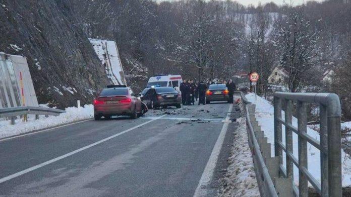 (foto)-ukrajinac-(21)-se-bmw-om-zakucao-u-vozilo-iz-pratnje-milojka-spajica-teska-saobracajna-nesreca-u-crnoj-gori:-povredeni-policajci-koji-su-cuvali-crnogorskog-premijera