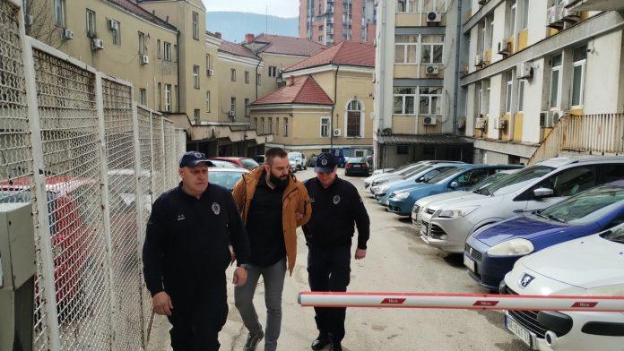 (foto)-dvostruki-ubica-doveden-u-sud-dvojica-policajaca-sprovela-branka-pusicu-na-ponovljeno-sudenje-za-ubistvo-bracnog-para-u-arilju,-brat-ubijenog-porucio:-“boricemo-se-svim-silama!