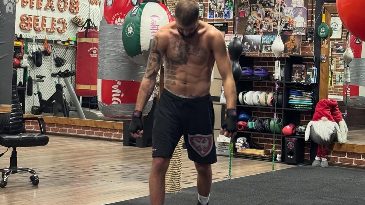 veljko-raznatovic-kao-pravi-spartanac-pokazao-kako-provodi-vreme-u-rusiji-nakon-povrede-leda,-snimak-odmah-podelila-i-anastasija-(video) veljko-raznatovic-kao-pravi-spartanac-pokazao-kako-provodi-vreme-u-rusiji-nakon-povrede-leda,-snimak-odmah-podelila-i-anastasija-(video)