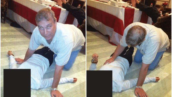 (foto)-na-sve-cetiri-kleci-nad-zenom,-gleda-pravo-u-kameru-ovo-je-najskandaloznija-fotografija-bivseg-princa-endrua-iz-epstajnovih-dosijea