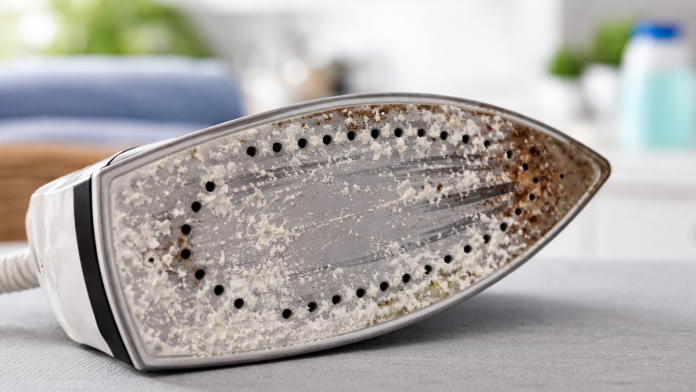 domacice-se-kunu-u-ove-jednostavne-i-jeftine-trikove:-evo-kako-najlakse-ocistiti-peglu-od-kamenca