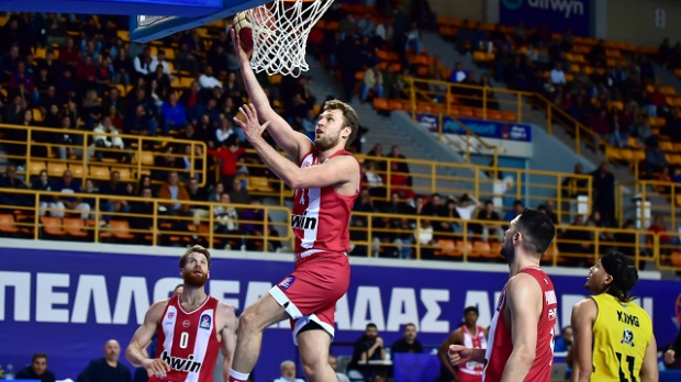 Олимпијакос-први-финалиста-Купа-Грчке,-Милутинов-повредио-прст Олимпијакос-први-финалиста-Купа-Грчке,-Милутинов-повредио-прст