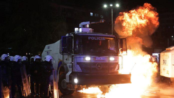 (foto,-video)-haos-u-tirani-demonstranti-zasuli-zgradu-vlade-molotovljevim-koktelima,-policija-uzvratila-vodenim-topovima-i-suzavcem:-na-ulicama-skandiraju-“rama,-odlazi”