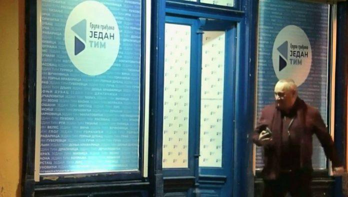 nareden-napad-na-prostorije-sns?-kapuljasi-u-lucanima,-a-milivojevic-sastanci-pod-okriljem-noci-(foto/video)