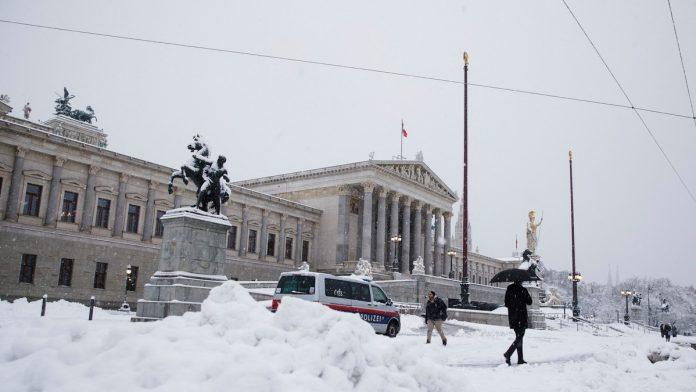 cetiri-osobe-poginule,-aerodrom-i-auto-putevi-blokirani-stravicno-nevreme-pogodilo-austriju,-zimska-oluja-izazvala-potpuni-haos