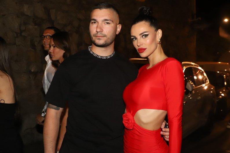 najvrelija-fotka-bojane-i-sijana:-na-mirku-pucaju-misici,-ovako-trose-vredno-zaraden-novac!-(galerija) najvrelija-fotka-bojane-i-sijana:-na-mirku-pucaju-misici,-ovako-trose-vredno-zaraden-novac!-(galerija)