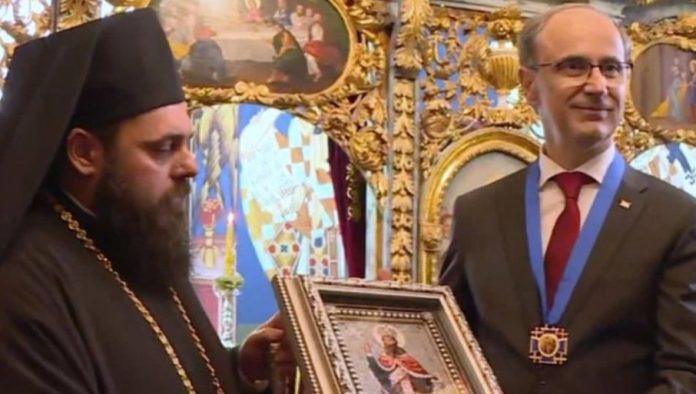 premijer-macut-odlikovan:-primio-najvise-odlikovanje-eparhije-oseckopoljske-i-baranjske