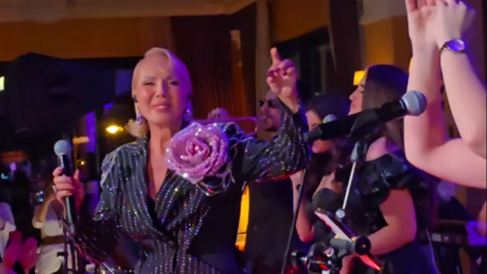 (foto)-brena-u-trikou,-a-cizme-do-kolena-pokazala-bombasticno-telo-na-nastupu,-a-u-pauzama-pije-napitak-koji-topi-masti:-blista-u-7.-deceniji