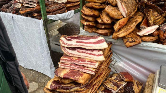 slanina-oko-1000-1200-dinara,-sremski-kulen-1.000-po-komadu,-cvarci-800!-delikatesi-za-svaciji-ukus:-cenovnik-sa-slaninijade-u-kacarevu-(foto)