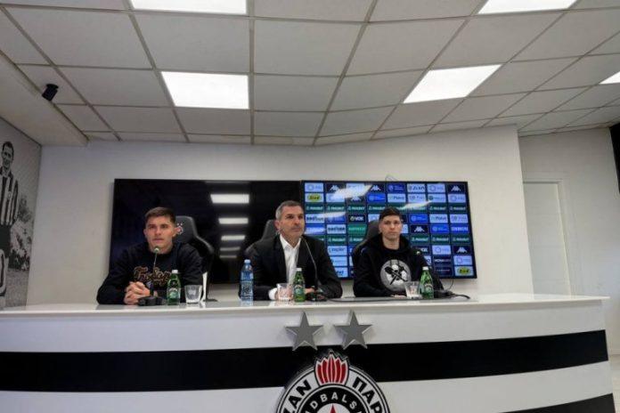 poseban-detalj-na-grudima:-pogledajte-u-cemu-su-dragojevic-i-vukotic-dosli-na-pres-konferenciju-pred-veciti-derbi!-(video)