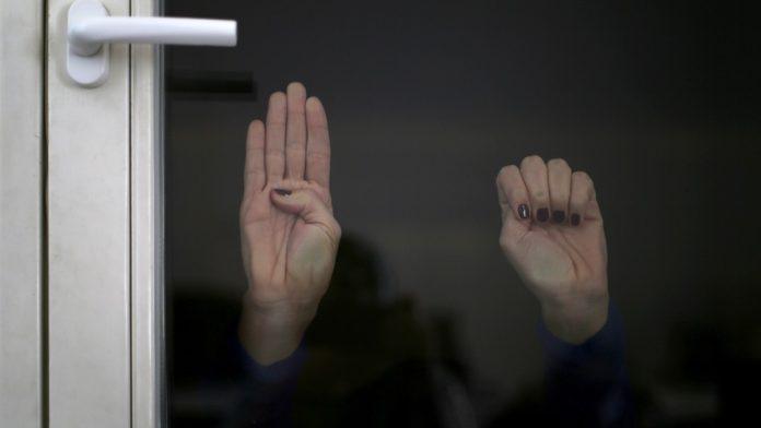 tukao-je-pesnicama-u-glavu,-a-onda-joj-prislonio-noz-pod-grlo-uhapsen-muskarac-iz-surcina-zbog-nasilja-u-porodici:-pretio-supruzi-da-ce-je-ubiti