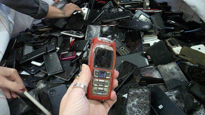 potrebno-je-500-godina-da-se-razgradi-baterija-mobilnog-telefona:-videli-smo-kako-izgleda-proces-koji-bi-mogao-da-promeni-sve