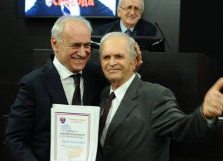 NE PRESTAJE BORBA ZA ISTINU: “Sloboda” u godini kada se navršavaju dve decenije od smrti Slobodana Miloševića dodelila priznanja ne-prestaje-borba-za-istinu:-“sloboda”-u-godini-kada-se-navrsavaju-dve-decenije-od-smrti-slobodana-milosevica-dodelila-priznanja