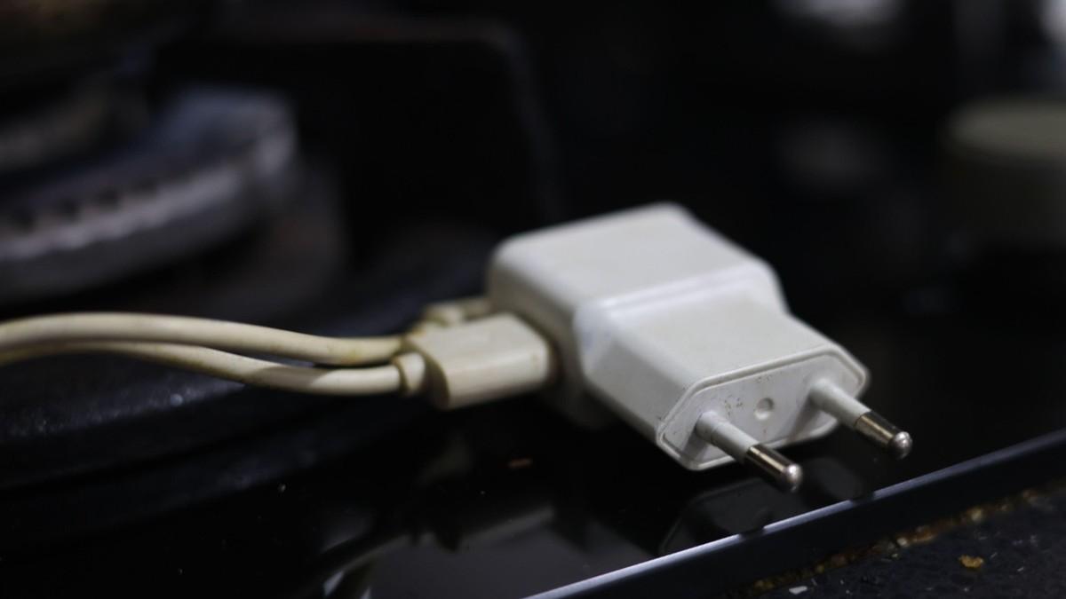 da-li-punjaci-zaista-trose-struju-kada-ostanu-u-uticnici?-evo-sta-je-tacno,-a-sta-preterivanje da-li-punjaci-zaista-trose-struju-kada-ostanu-u-uticnici?-evo-sta-je-tacno,-a-sta-preterivanje