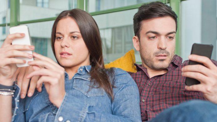 kako-drzite-telefon?-psiholozi-tvrde-da-to-otkriva-kakvi-ste-u-ljubavi-i-vezi