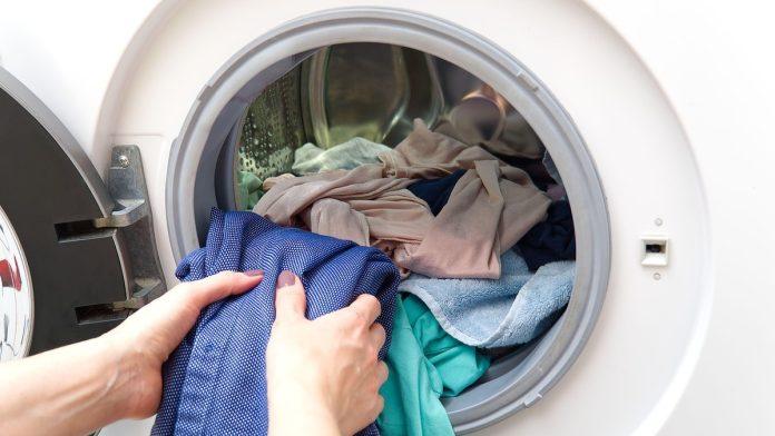 ni-soda-bikarbona-ni-sirce:-jedna-kasika-ovoga-u-ves-masini-vraca-belinu-odeci