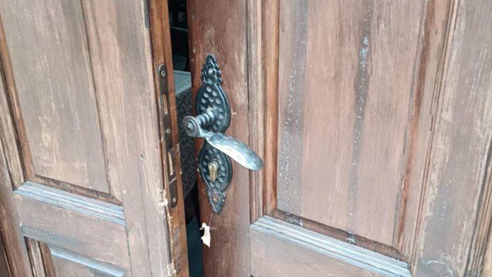 ko-obija-crkve-na-kosovu?-maskirani-lopovi-usred-noci-obili-crkvu-svete-nedelje-u-gornjoj-gusterici,-mestani-zabrinuti:-evo-sta-su-sve-odneli-(foto)