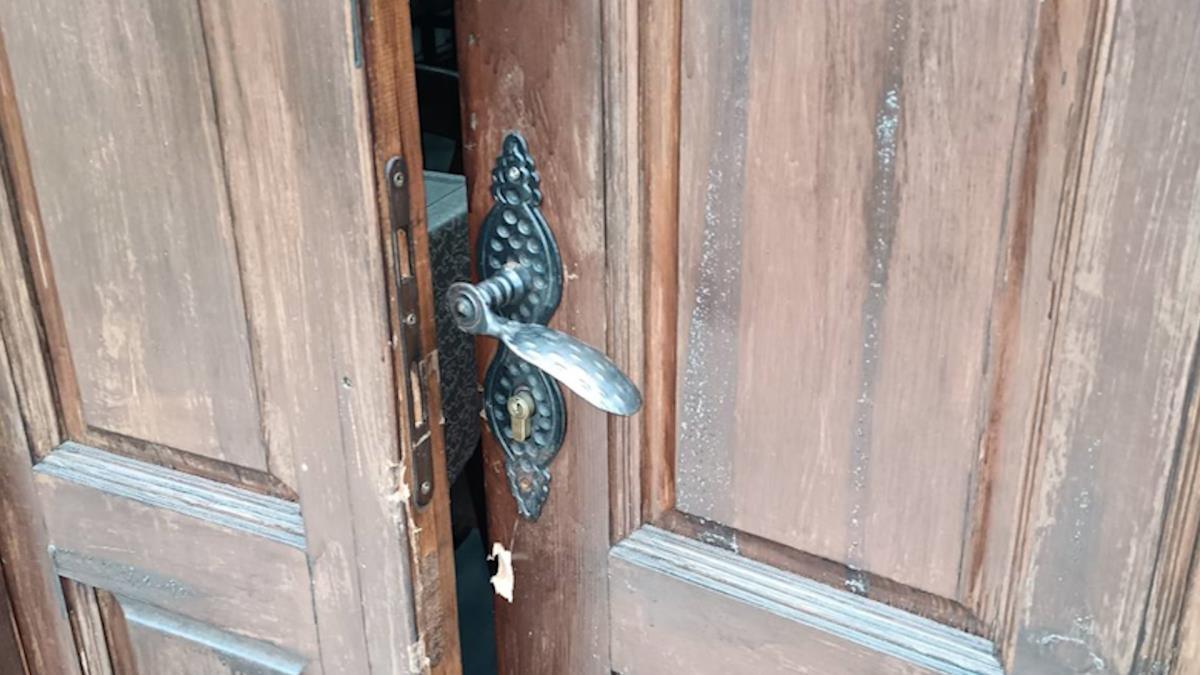 ko-obija-crkve-na-kosovu?-maskirani-lopovi-usred-noci-obili-crkvu-svete-nedelje-u-gornjoj-gusterici,-mestani-zabrinuti:-evo-sta-su-sve-odneli-(foto) ko-obija-crkve-na-kosovu?-maskirani-lopovi-usred-noci-obili-crkvu-svete-nedelje-u-gornjoj-gusterici,-mestani-zabrinuti:-evo-sta-su-sve-odneli-(foto)