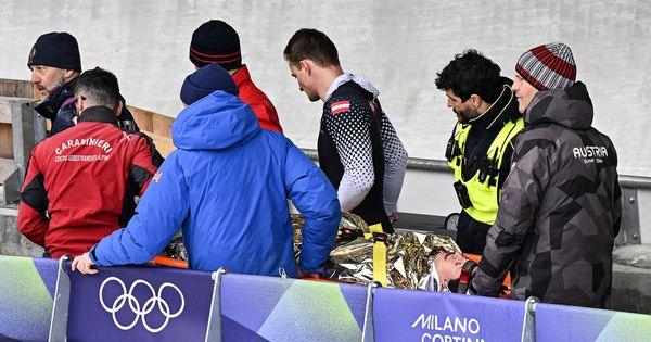 austrijski-bobisti-se-prevrnuli-usred-trke-na-zoi,-jedan-od-njih-na-nosilima-poslat-u-bolnicu!-/foto/ austrijski-bobisti-se-prevrnuli-usred-trke-na-zoi,-jedan-od-njih-na-nosilima-poslat-u-bolnicu!-/foto/