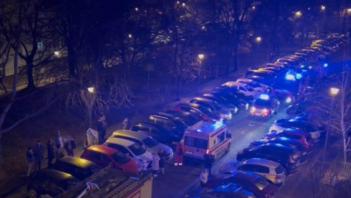 (video)-sumnja-se-da-ima-mrtvih-uzas-na-konjarniku,-pozar-progutao-ceo-stan:-svi-stanari-zgrade-hitno-evakuisani