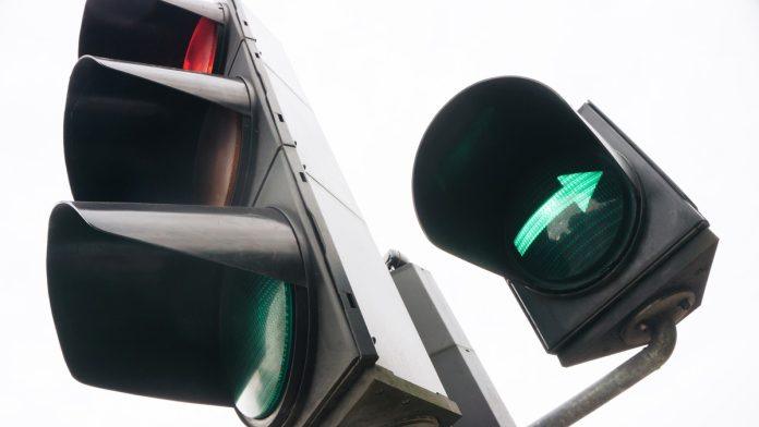srbe-masovno-buni-ovaj-znak-na-semaforu,-a-ako-vas-uhvati-policija,-to-ce-vas-skupo-kostati!-advokat-sada-sve-objasnio