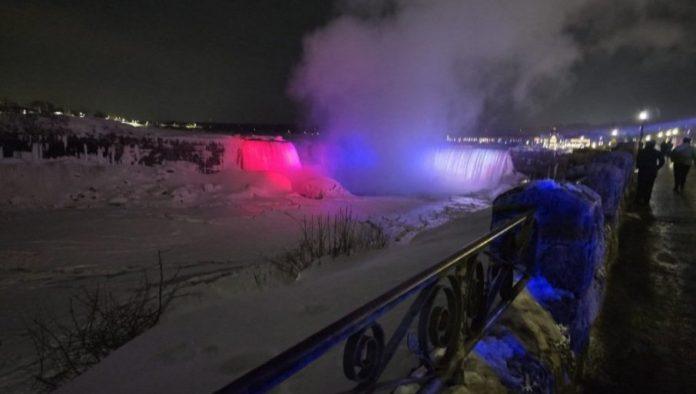 nijagarini-vodopadi-u-bojama-srpske-trobojke:-pocast-za-dan-drzavnosti-nase-zemlje-(video)