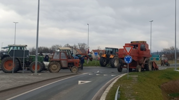 Пољопривредници-који-блокирају-путеве-најавили-радикализацију-протеста-од-уторка