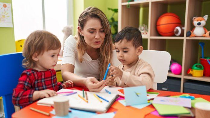 vaspitacica-u-cirihu-pokazala-svoj-platni-listic-i-srbi-su-u-soku-kolika-joj-je-plata:-stalno-se-traze-novi-radnici