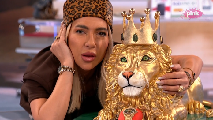 jovana-jeremic-zanemela-zbog-iznenadenja-u-programu-uzivo-joj-uneli-15-kilograma-tezak-poklon,-a-poseban-natpis-na-roleksu-svi-komentarisu-(foto)