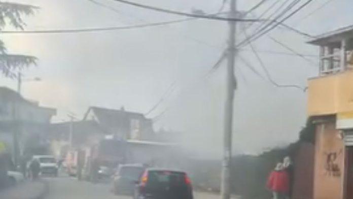 crni-gusti-dim-se-nadvio-nad-vincom-pozar-guta-porodicnu-kucu,-vatrogasci-na-licu-mesta-(video)