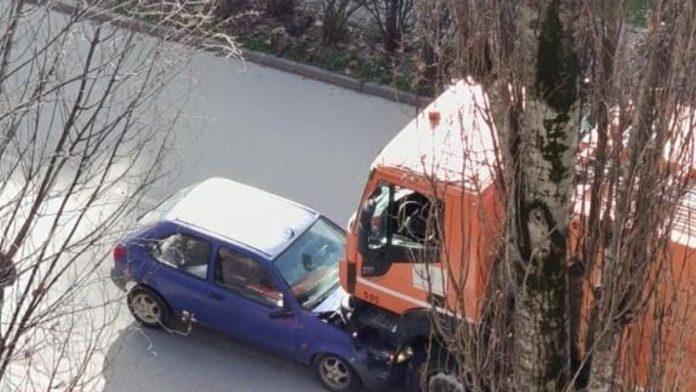 prednji-deo-auta-zarobljen-ispod-kamiona-saobracajna-nesreca-u-novom-sadu-(foto)