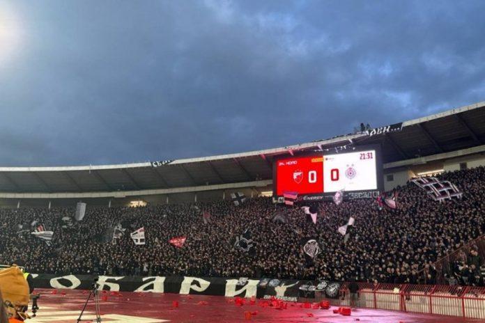 pravi-“rat”-na-tribinama:-grobar-se-popeo-na-krov,-pa-zapalio-transparent-za-tudmana!-(video)