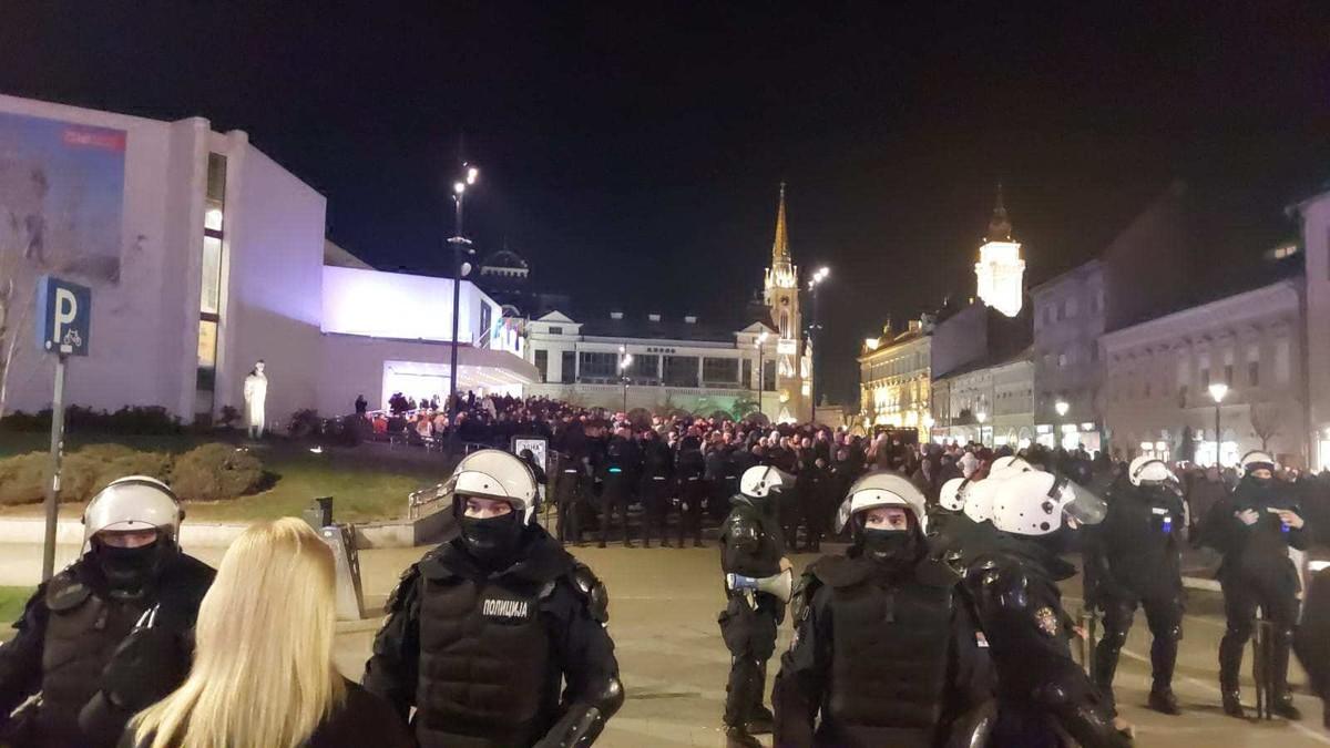 opet-dva-skupa-u-novom-sadu-ispred-snp:-pristalice-vlasti-i-demonstrante-razdvaja-policija,-povod-je-obelezavanje-200-godina-od-rodenja-svetozara-miletica opet-dva-skupa-u-novom-sadu-ispred-snp:-pristalice-vlasti-i-demonstrante-razdvaja-policija,-povod-je-obelezavanje-200-godina-od-rodenja-svetozara-miletica