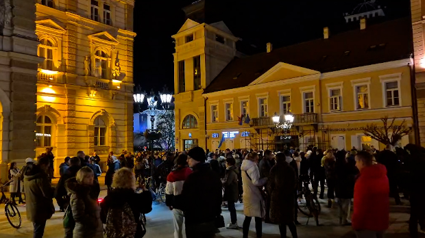 Протест-код-СНП-а-у-Новом-Саду,-полиција-раздвајала-демонстранте-и-присталице-СНС-а