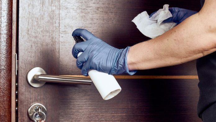 kako-ocistiti-drvena-vrata-sircetom-i-uljem,-a-de-ne-ostetite-lak-i-farbu