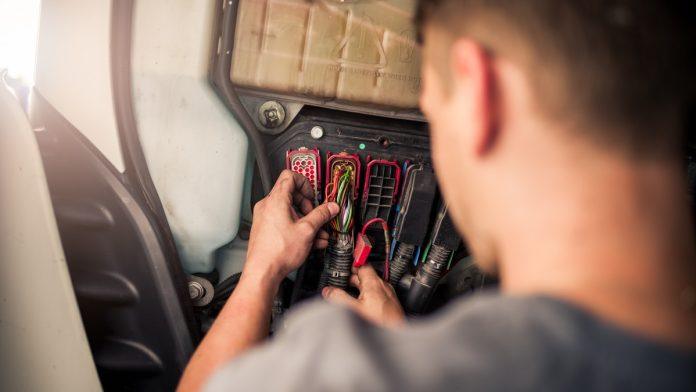 bez-fabrike-i-skupe-opreme!-mladic-iz-sela-stitarice-sam-napravio-elektricni-trotinet:-sve-konstruisao-u-svojoj-radionici-(foto)