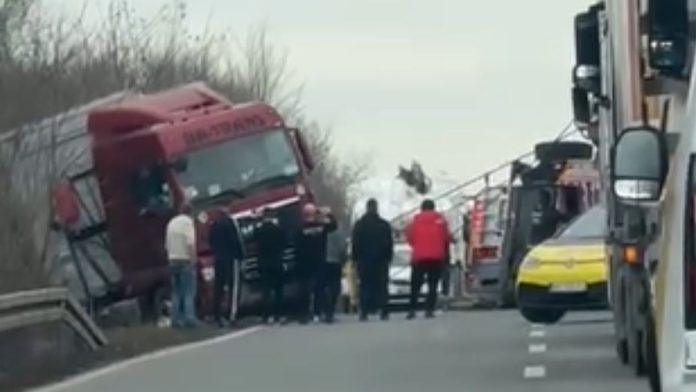 kilometarska-kolona-na-autoputu!-haos-kod-petlje-smederevo-kovin,-kamion-zavrsio-pored-puta-(video)