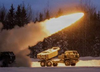 VIŠE HIMARS-A SPREMNO ZA SUKOB SA RUSIJOM: Amerika raspoređuje raketnu artiljeriju na Arktiku (VIDEO) vise-himars-a-spremno-za-sukob-sa-rusijom:-amerika-rasporeduje-raketnu-artiljeriju-na-arktiku-(video)